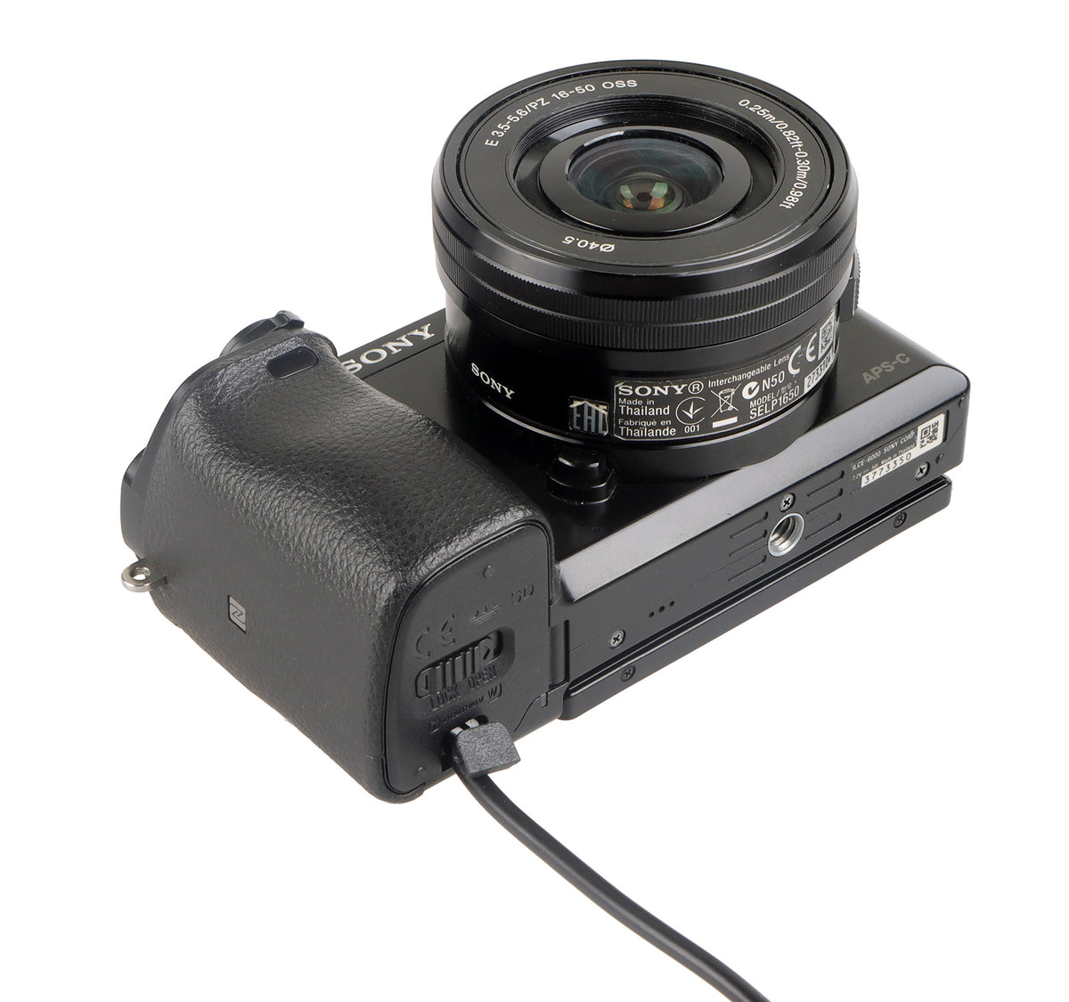 DC-Coupler für Sony Kameras mit NP-FW50 Akku-Dummy für permanente Stromversorgung über z.B. V-Mount Akku